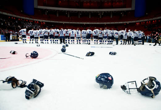 Leksands spelare står uppradade och väntar på att ta