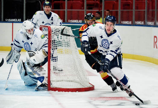 Jens Holmström, Leksand, tar sig runt buren