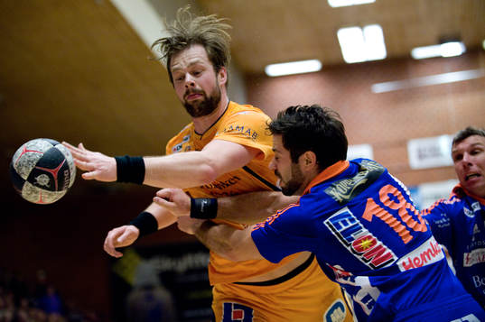 Pär Möllerberg, Kristianstad, fintar Jonas Larsson,