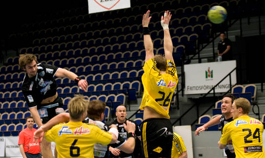 Elvijs Borodovskis, Malmö, skjuter