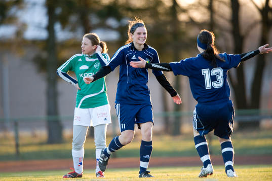 1-0, Ett historiskt jubel, Sofia Karlsson grattas av Julia