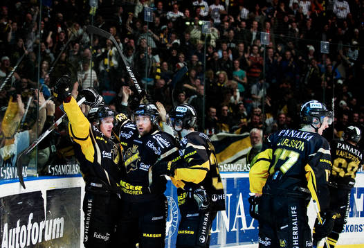 Lucas Lawson, AIK, i mitten, omfamnas