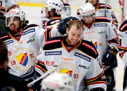 Gustaf Wesslau, målvakt, Djurgården, klappas om av Kyle