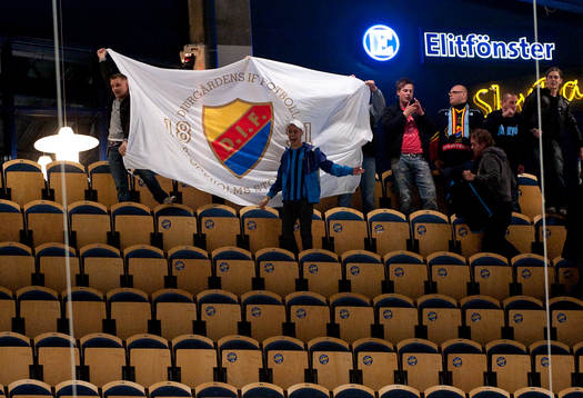 Några Djurgårdssupportrar hade smugit sig in. Flagga,