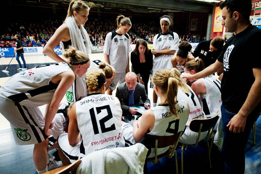 Anders Härd, tränare, 08 Stockholm, pratar med spelarna