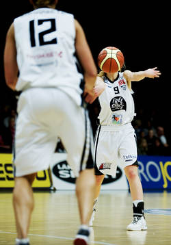 Martina Stålvant, 08 Stockholm, passar bollen