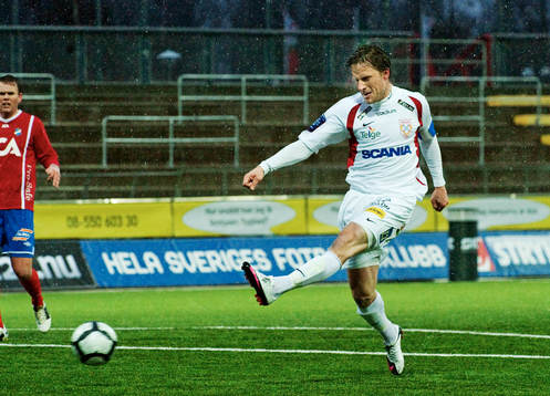 Göran Marklund, Assyriska, skjuter mot mål