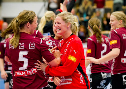 Ulrika Eklund och Sanna Åstrand, målvakt Lugi, jubel