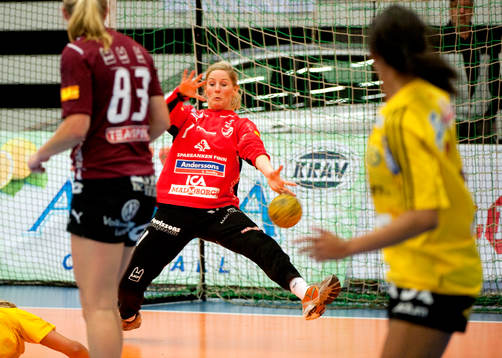 Sanna Åstrand, målvakt Lugi räddar ett skott