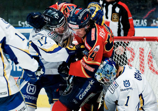 Andreas Falk, HV71, ger sig på Nicklas Danielsson,