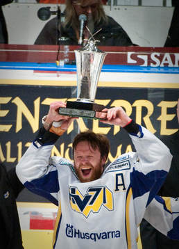 David Petrasek, HV71 lyfter pokalen. Svenska Mästare.