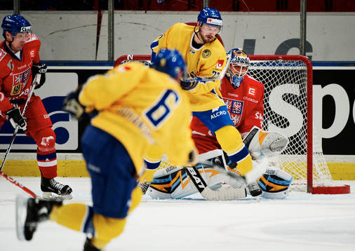 Magnus Johansson, Sverige, skjuter mot Ondrej Pavelec,