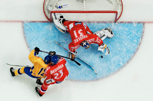 Ondrej Pavelec, målvakt, Tjeckien, räddar ett skott från