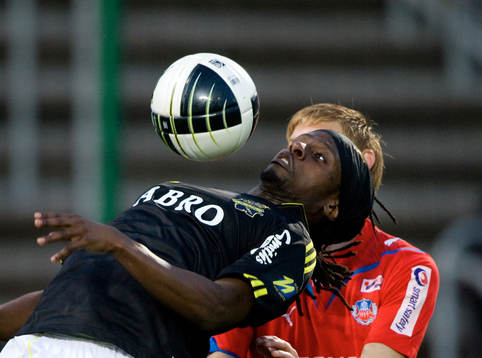 Martin Kayongo Mutumba, AIK, tar ner bollen på bröstet
