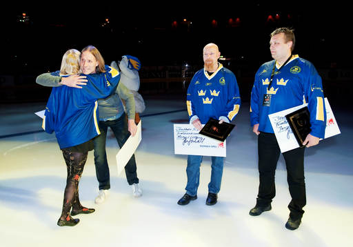 Staffan Olsson delar ut en check till en pristagare av