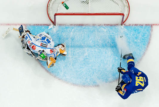 Marcus Nilson, Sverige, skjuter in 2-0 bakom Iiro Tarkki,
