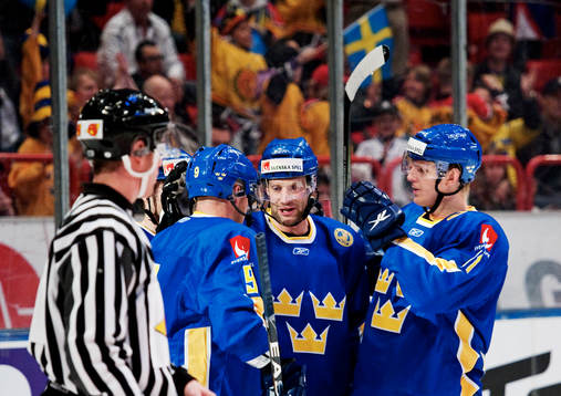 Marcus Nilson, Sverige, gratuleras till 2-0-målet