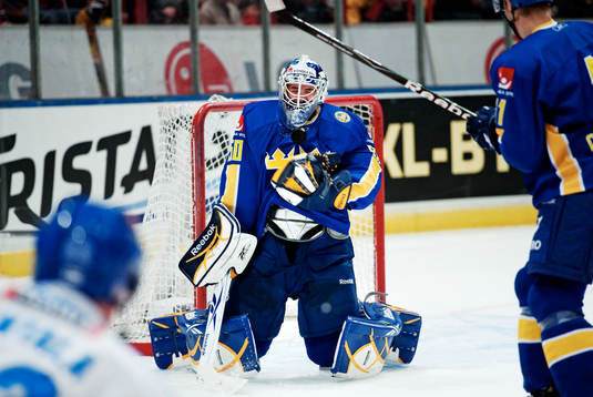 Jonas Gustavsson, målvakt, Sverige, räddar ett skott