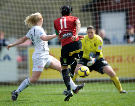 Susanne Moberg försöker överlista Caroline Jönsson