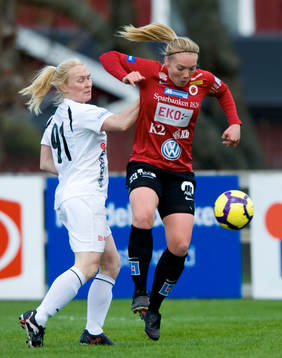Margret Lara Vidarsdottir stoppas av Hanna Marklund