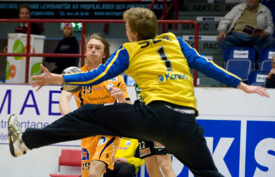 Filip Boberg, Kristianstad, får bollen förbi Gustav Nord,
