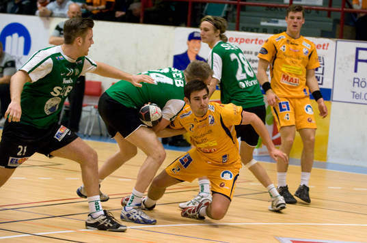 Claus Kjeldgaard, Kristianstad, får bollen mot mål trots
