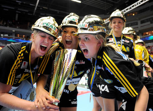 Karin Isaksson, Ulrika Ågren och Helene Blomqvist kysser
