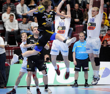 Emil Berggren skjuter mot mål