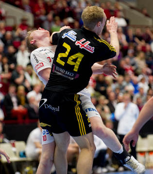 Magnus Persson, Drott får en armbåge mot halsen av Johan
