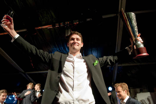 Jonathan Stenbäcken med pokalen på banketten. Jubel,