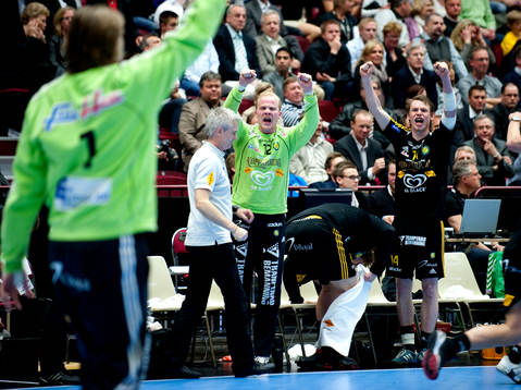 Thomas Forsberg, målvakt Sävehof har räddat. Jubel