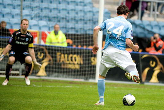 Agon Mehmeti, Malmö, kommer fri och gör 1-0