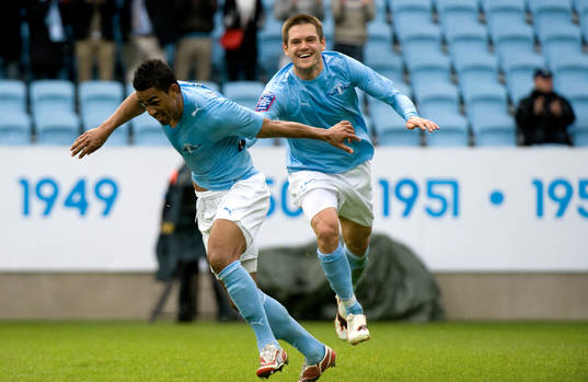 Ivo Pekalski, Malmö, försöker fånga Wilton Figueiredo.