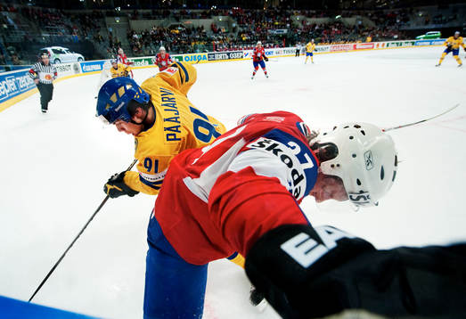 Magnus Pääjärvi Svensson, Sverige, kämpar om pucken mot