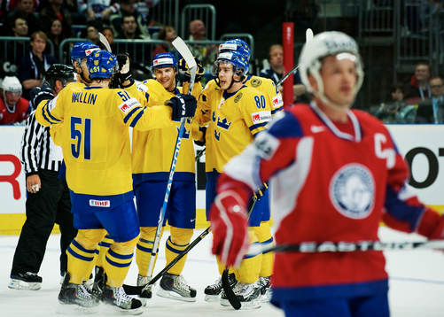 Erik Karlsson, Sverige, gratuleras till sitt 0-2-mål