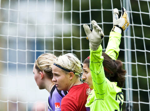 Emelie Johnsson och Anna Maria Picarelli, målvakt,