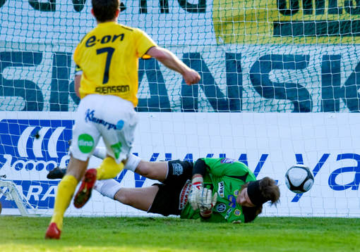 Peter Karlsson, målvakt Landskrona tappar in ett mål