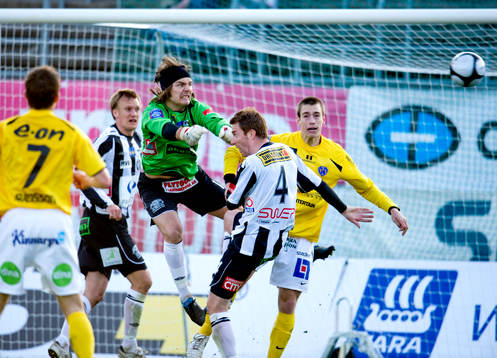 Peter Karlsson, målvakt, Landskrona boxar ut en boll