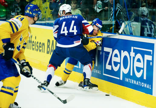 Linus Omark, Sverige, tacklas av Antonin Manavian, Frankrike