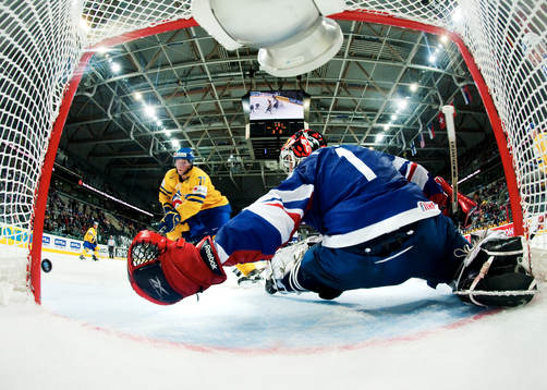 Victor Hedman, Sverige, missar ett friläge mot Eddy Ferhi,