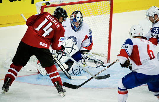 Jordan Eberle, Kanada, gör 9-1 bakom André Lysenstoen,