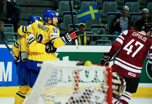 Michael Nylander, Sverige, gratuleras till sitt 3-1-mål
