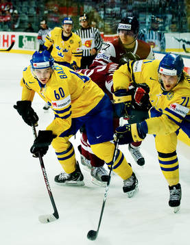 Mikael Backlund och Jonas Andersson, Sverige, jagar pucken