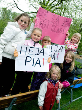 Nora, Magdalena, Gabriella, Linnéa, Tilda och Ellen hejade