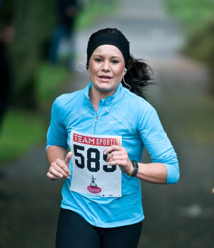 Emma Berntsson, snabbast, spurtar mot målet