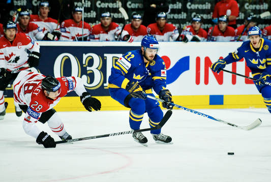 Kyle Cumiskey, Kanada, hinner inte med när Niklas Persson,