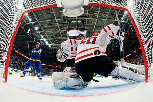 Mikael Backlund, Sverige, ser 3-0-pucken gå in bakom Chris
