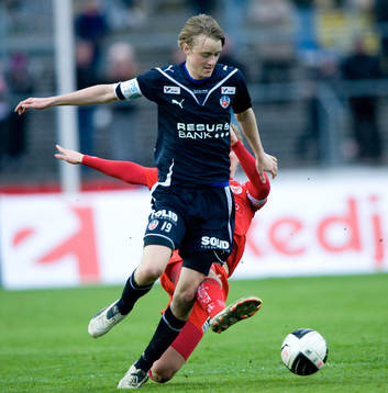 Rasmus Jönsson glider undan tackling från Erik Israelsson