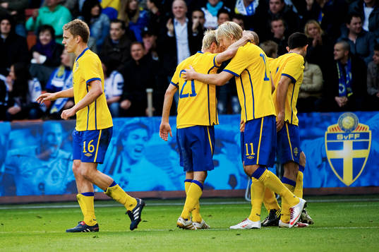 Ola Toivonen, Sverige, gratuleras till sitt 1-0-mål