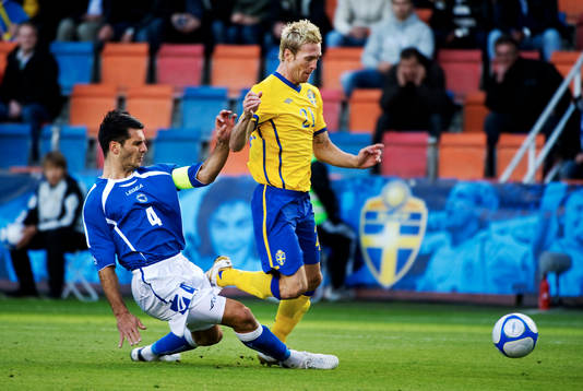 Emir Spahic, Bosnien, stoppar Christian Wilhelmsson, Sverige